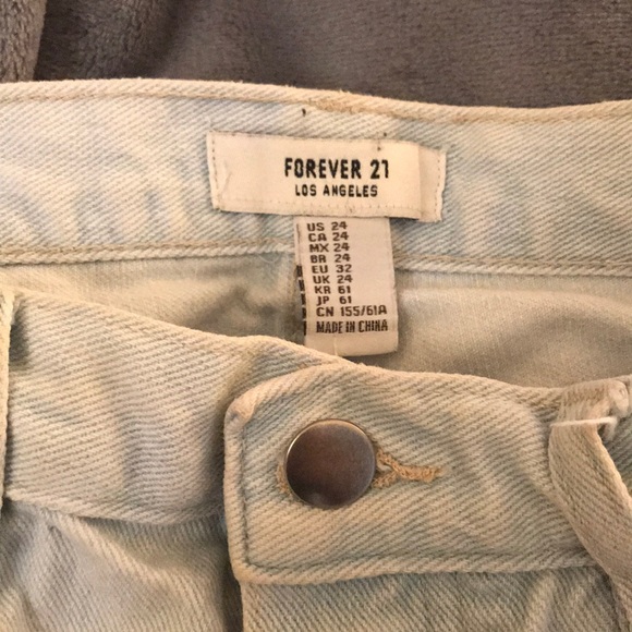 HIGH WAISTED LIGHT WASH SHORTS - Picture 3 of 3